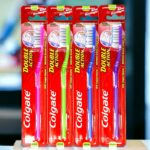 Lot de 24 : Brosse à dents double action - Colgate